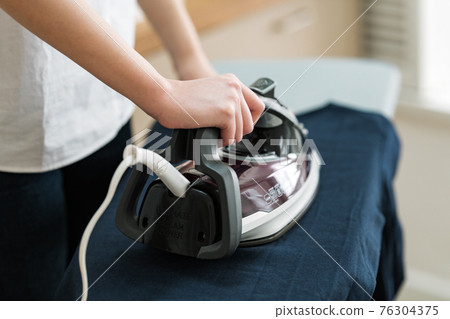 熨衣服的女人 76304375