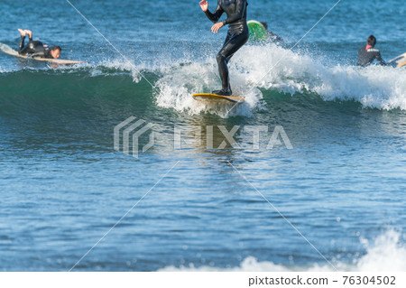 [在強風中衝浪在春季風暴中] 76304502