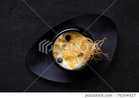 Organic coconut and mango vegan yogurt mousse Organic coconut and mango vegan yogurt mousse 76304927