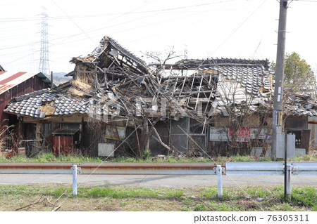 Abandoned ruins Abandoned ruins 76305311