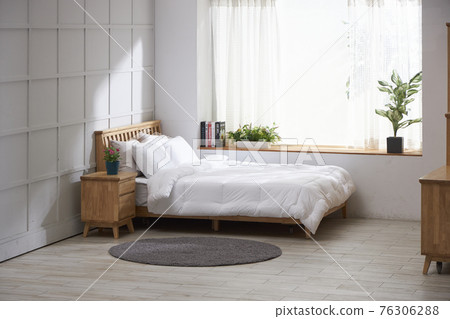 有大窗戶的白色臥室 76306288