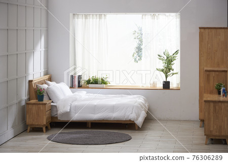 有大窗戶的白色臥室 76306289