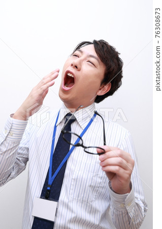工作累了打哈欠的男上班族 工作累了打哈欠的男上班族 76308673