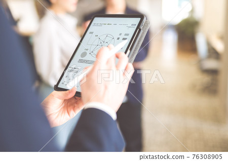 工作的商務人士 76308905