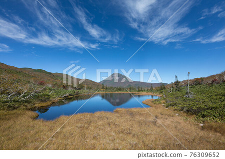 從知床羅臼湖的未開發區域眺望羅臼山 76309652