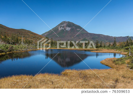 從知床羅臼湖的未開發區域眺望羅臼山 從知床羅臼湖的未開發區域眺望羅臼山 76309653