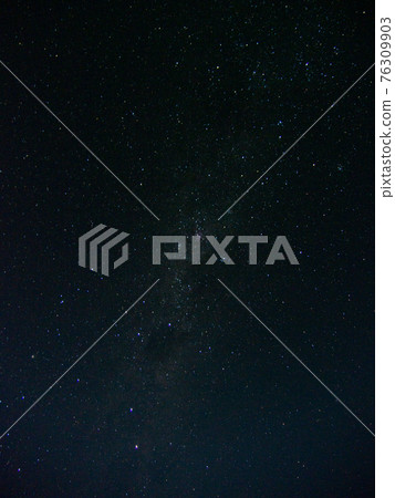 A beautiful Milky Way with a long-exposure starry sky 76309903