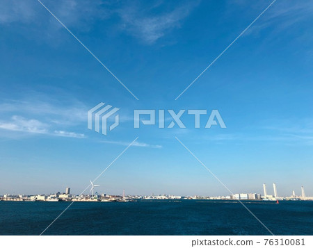 Yokohama buildings and seascape 76310081
