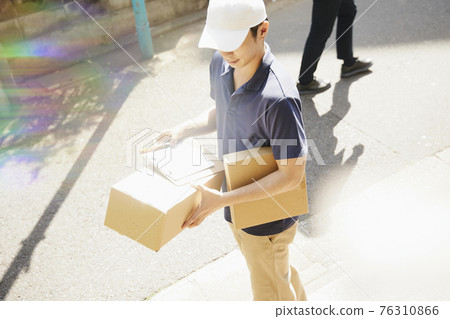 Deliveryman with cardboard shopping street 76310866