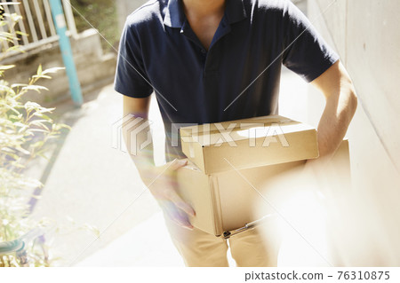 Deliveryman with cardboard shopping street 76310875
