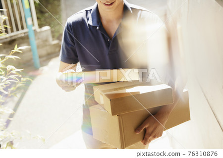Deliveryman with cardboard shopping street 76310876