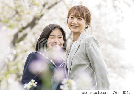 Cherry blossoms in full bloom and mother and child at the entrance ceremony of junior high school Cherry blossoms in full bloom and mother and child at the entrance ceremony of junior high school 76313042