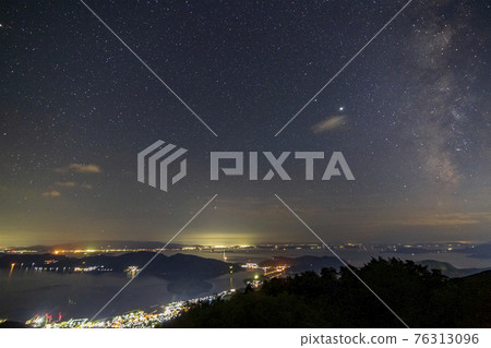 瀨戶內銀河的夏季星圖在安藝灘群島的天空中 瀨戶內銀河的夏季星圖在安藝灘群島的天空中 76313096