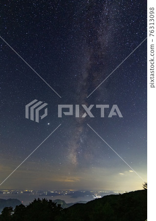 瀨戶內銀河的夏季星圖在安藝灘群島的天空中 瀨戶內銀河的夏季星圖在安藝灘群島的天空中 76313098
