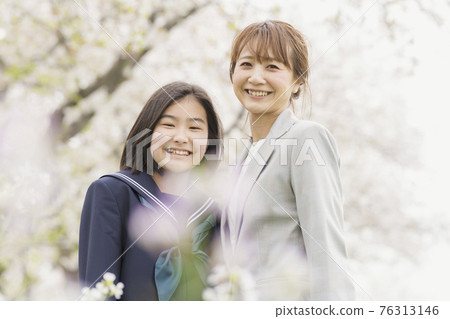 初中開學典禮上的櫻花盛開與母子 76313146
