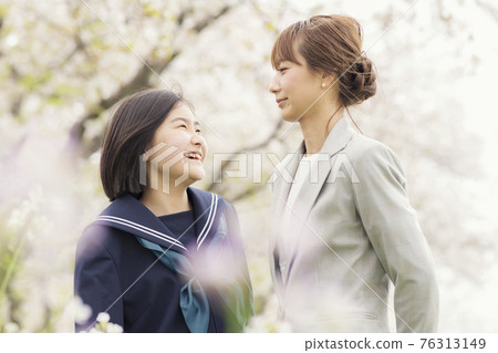 Cherry blossoms in full bloom and mother and child at the entrance ceremony of junior high school 76313149