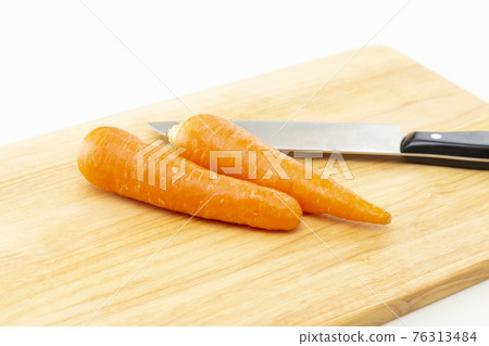 切菜板上的胡蘿蔔和刀 切菜板上的胡蘿蔔和刀 76313484