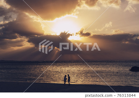 一對夫婦在沖繩北谷的安良波海灘看日落 76313844