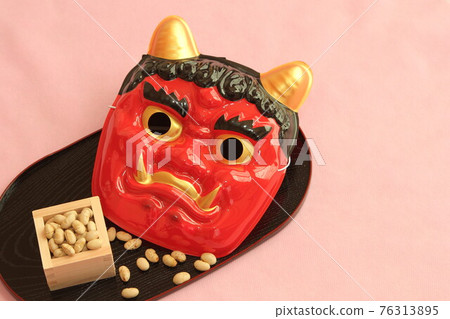 Demon mask and Setsubun beans 76313895