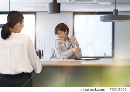 Business person working in the office 76314012