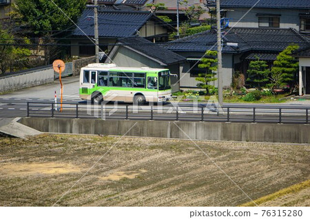 Bus running through the village 76315280
