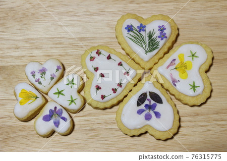 Wildflower and herb cookies 76315775