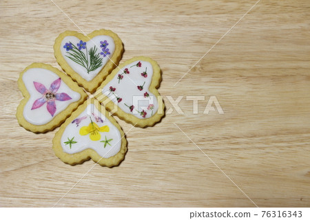 Wildflower and herb cookies 76316343