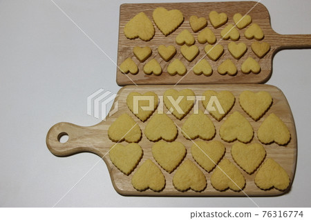Freshly baked heart cookies 76316774