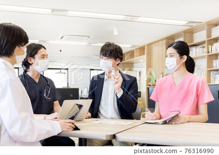 與醫務人員會面 與醫務人員會面 76316990