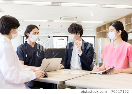 Meeting with medical staff Meeting with medical staff 76317132