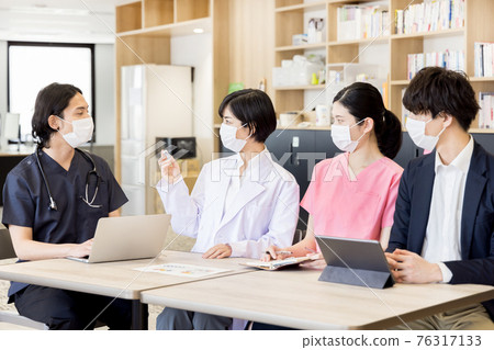 Meeting with medical staff Meeting with medical staff 76317133