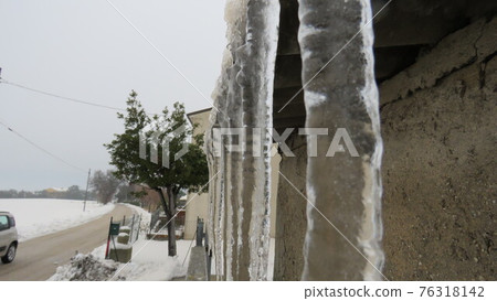 Ice stalactites Ice stalactites 76318142