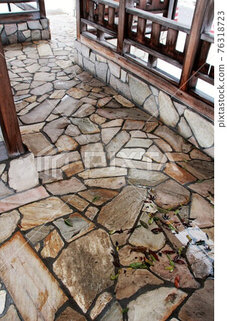 Deciduous leaves accumulated in the cobblestone passage Deciduous leaves accumulated in the cobblestone passage 76318723