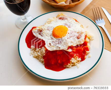 Arroz a la cubana, rice with fried egg 76319333