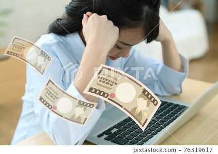 因錢減少而陷入困境的女人的形象 76319617
