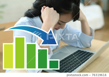 跌倒和沮喪的女人的形象 76319618
