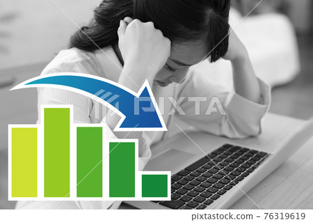 跌倒和沮喪的女人的形象 76319619