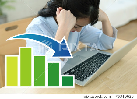 跌倒和沮喪的女人的形象 76319626