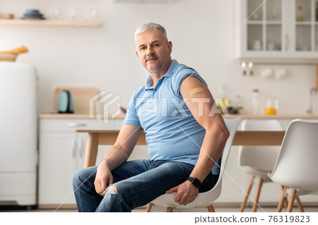 Fight against viruses, flu, covid-19, medicine, pharmacy and health care for risk group Fight against viruses, flu, covid-19, medicine, pharmacy and health care for risk group 76319823