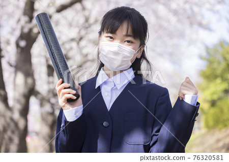 戴著面具的 6 年級小學畢業照擺姿勢 76320581