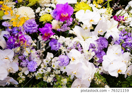 High class flower arrangement 76321159