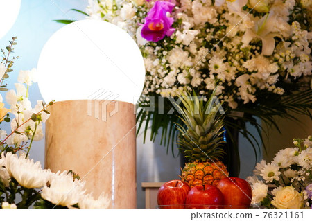 用祭品裝飾的花壇 用祭品裝飾的花壇 76321161