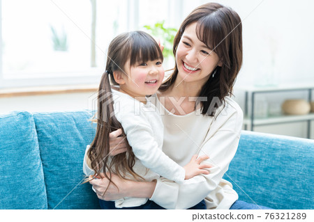 家庭 家庭 親子生活方式 好朋友擁抱 76321289
