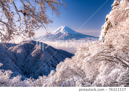 《Yamanashi Prefecture》 Mt. Fuji and rime on trees ・ Winter scenery of Japan 76321537