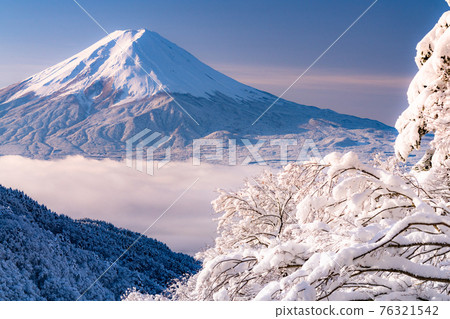 《Yamanashi Prefecture》 Mt. Fuji and rime on trees ・ Winter scenery of Japan 76321542