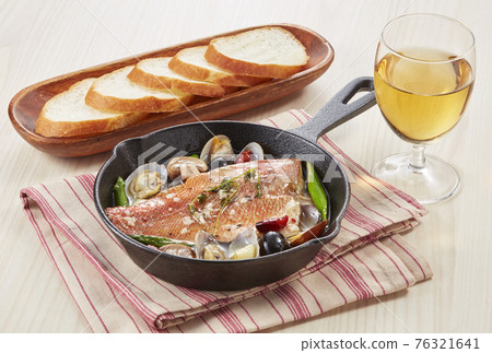 Ahijo of red fish clams 76321641