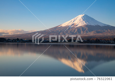 被日出染紅的富士山顛倒的富士河口湖 76322061