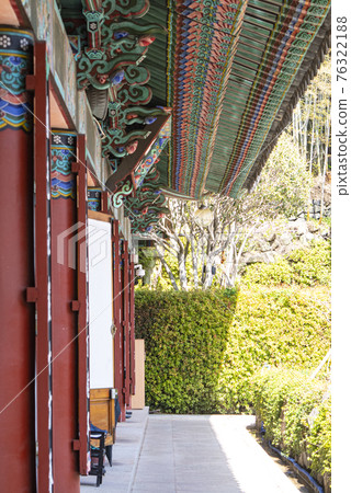 Scenery in front of the temple gate 76322188