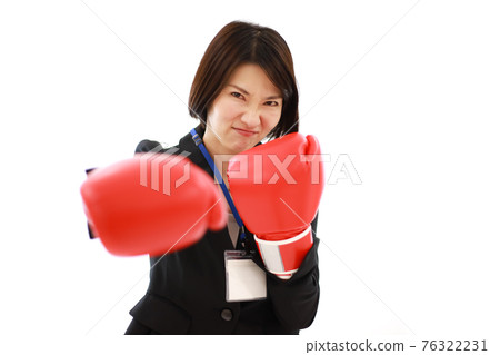 女僱員戴著拳擊手套 76322231
