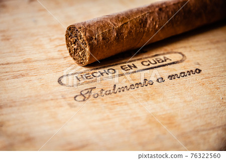 Cuban cigar on vintage wooden box 76322560